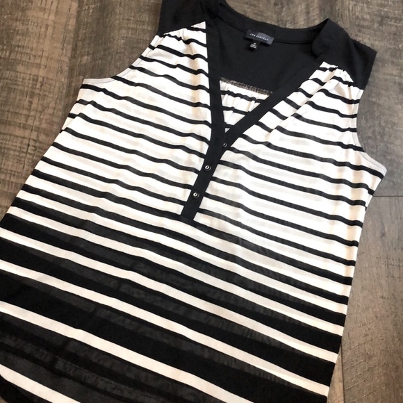 THE LIMITED BLK/WHITE STRIPED 1/2 BUTTONED SLEEVELESS BLOUSE SIZE M - Picture 4 of 9